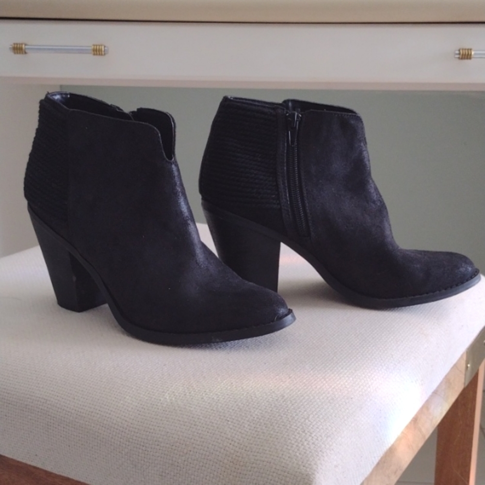 Cute pair of Carlos Santana booties..